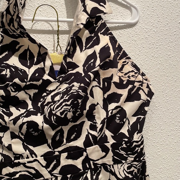 Black & white floral dress. Size: 4. Brand: White House Black Market - Picture 3 of 5
